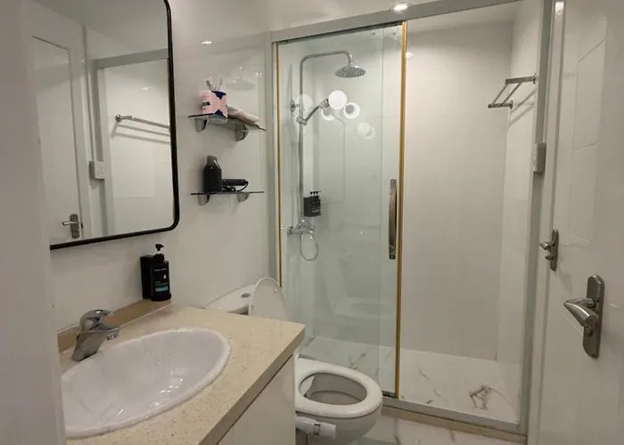 Modern 4br In Bgc Walk To Shangrila And Ascot Manila