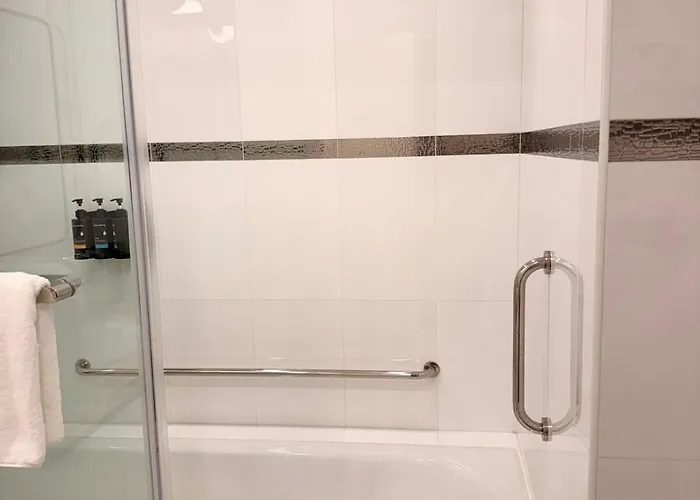 Apartment Modern 4br In Bgc Walk To Shangrila And Ascot *
