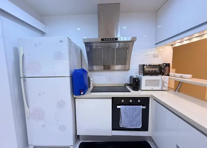 Modern 4br In Bgc Walk To Shangrila And Ascot *